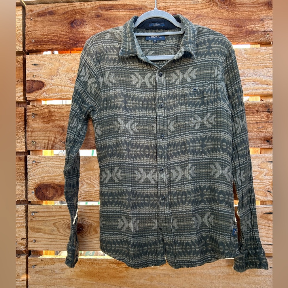 ROARK Weston long sleeve button shirt. Front & interior pockets. Sz M